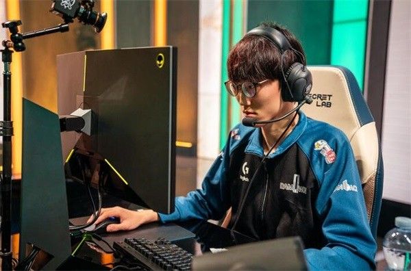 DB电竞平台-HKA碾压TES，Canyon打出惊人五杀峡谷大战半决赛，技惊四座的简单介绍