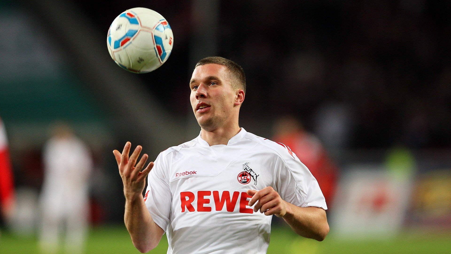 引擎轰鸣之夜，法比尼奥如何成为F1新赛季揭幕战的绝对焦点